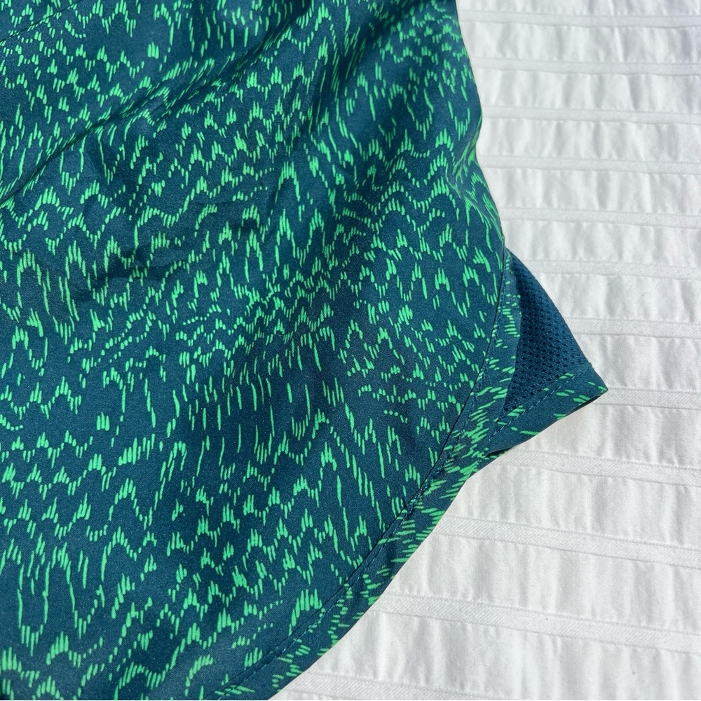 Nike Women's Dri-Fit Tempo Running Shorts in Green All Over Print, M - Picture 6 of 11